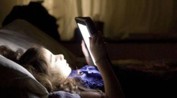华为手机定位出现问题
:不论男女，睡前若是长期玩手机，身体可能会悄悄出现这4个问题！