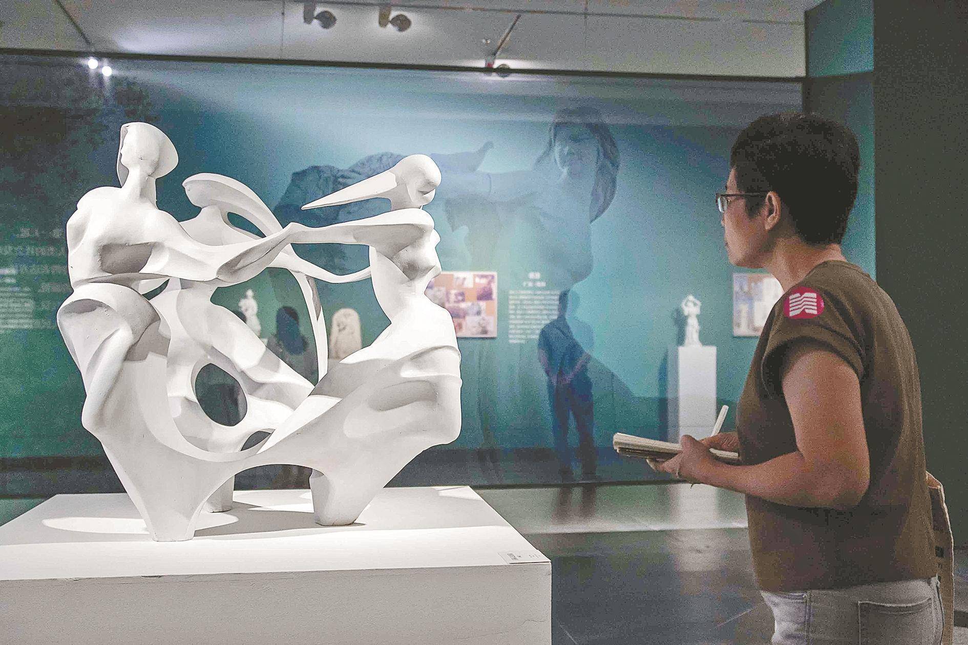 手机屏幕脱胶:潘鹤与新中国雕塑研究展在广东美术馆开幕